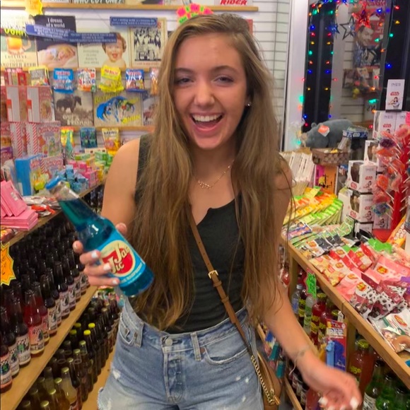 Meet your Posher, Megan - Picture 2 of 7